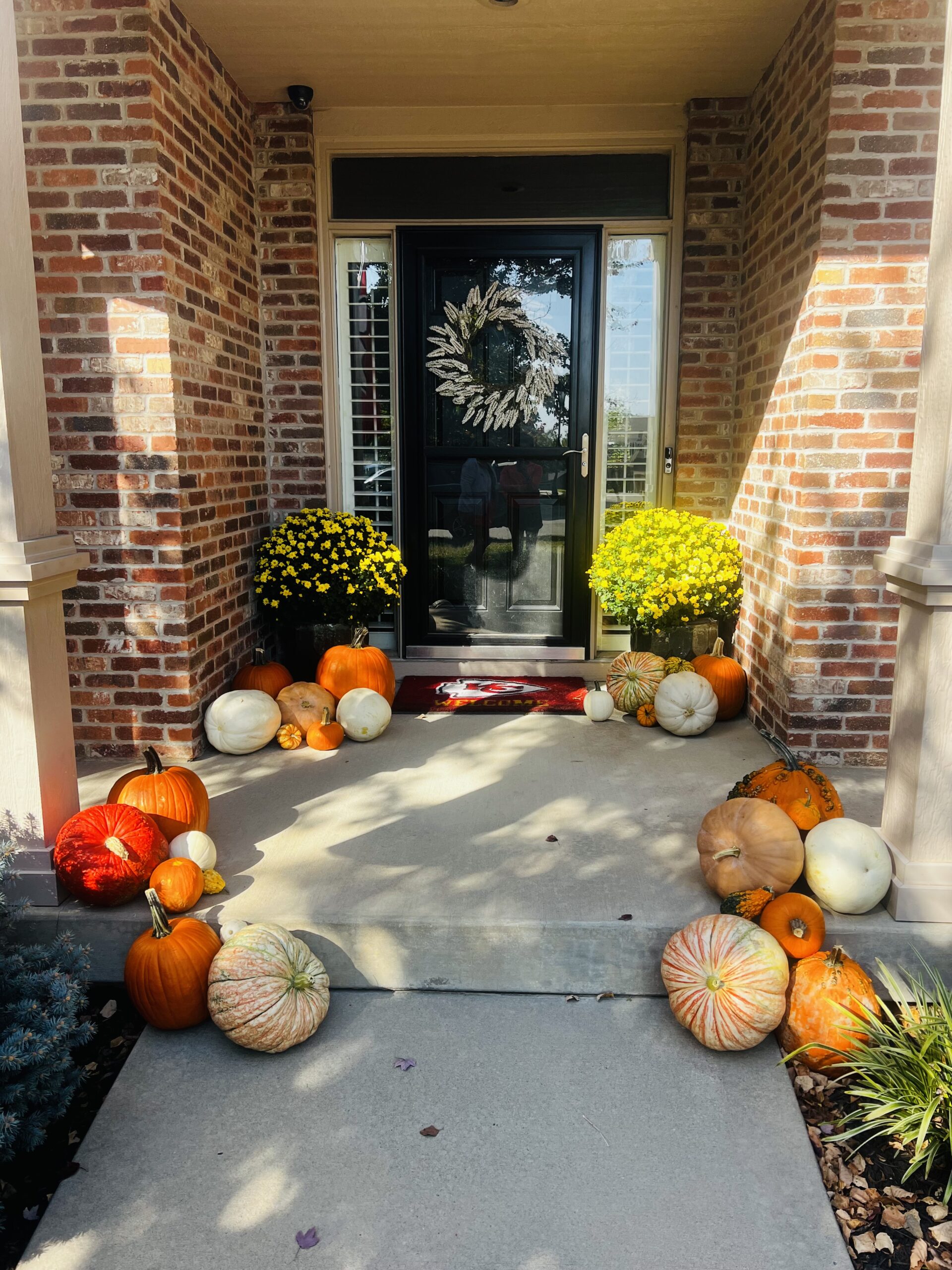 Pumpkin Porch displays, front porch designs, fall decor, halloween displays, pumpkins
